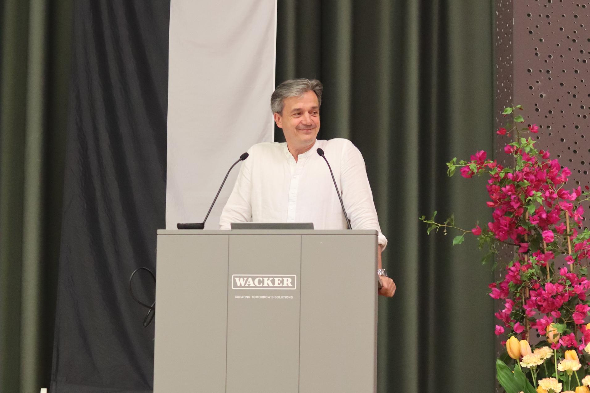 Jahreshauptversammlung2026 Das Bild zeigt Vorstand Dr. Thomas Frey am Podium auf der Jahreshauptversammlung über das Geschäftsjahr 2025